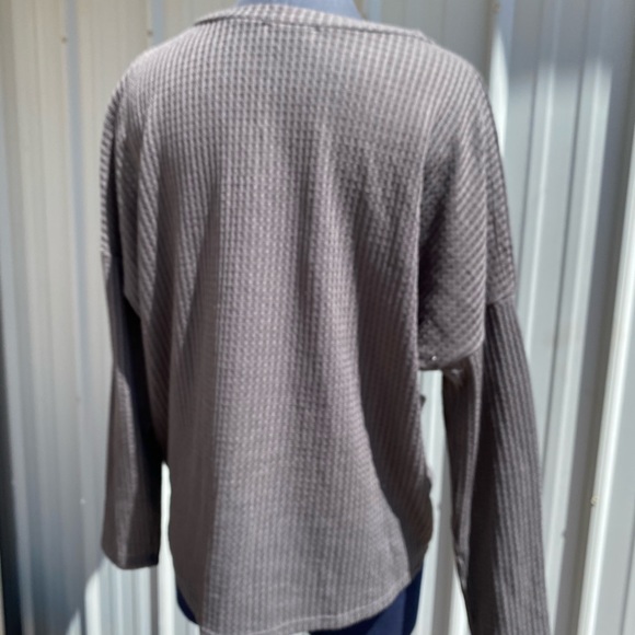 Cold Shoulder Gray Waffle Top Shirt Knot Boutique - Picture 3 of 4